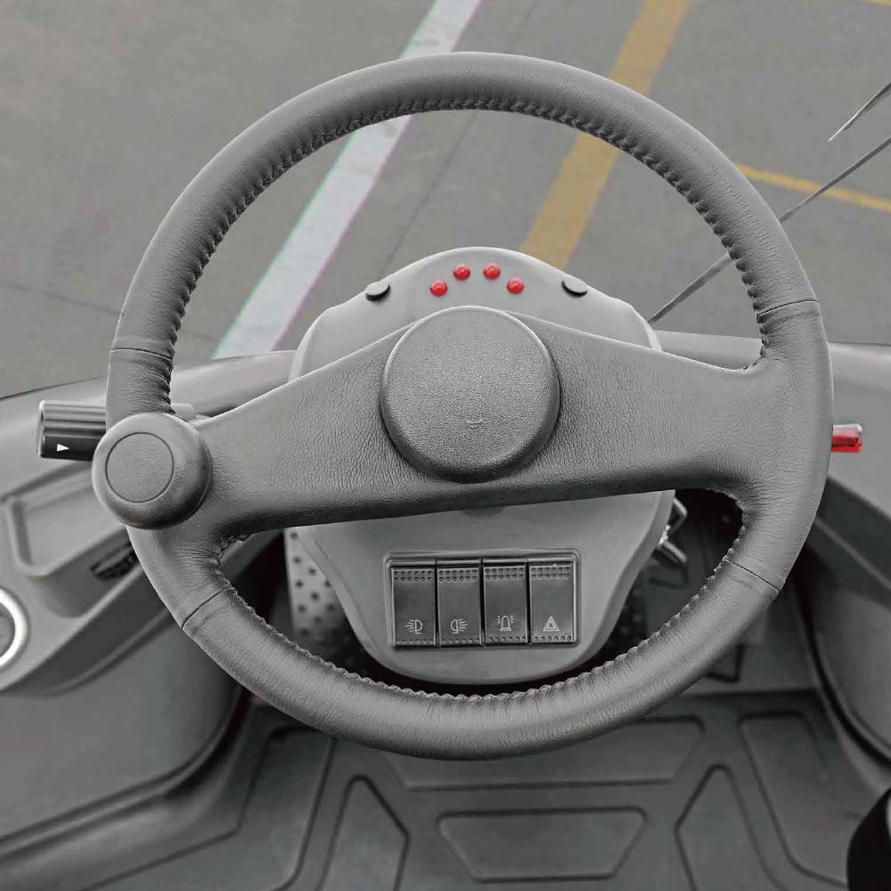 Рулевое колесо, джойстик, кнопки управления, педали и сиденье имеют эргономичную конструкцию